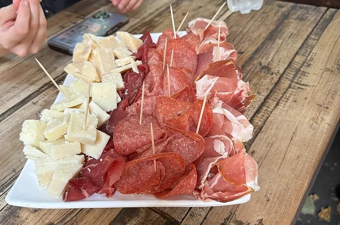 Ein Teller mit italienischer Wurst und Käse